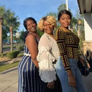 Meet your Posher, Alexis